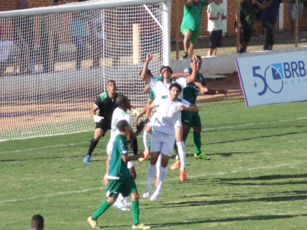 Pereira salvou o que seria o gol do Formosa - Foto: Rener Lopes/Agência EB