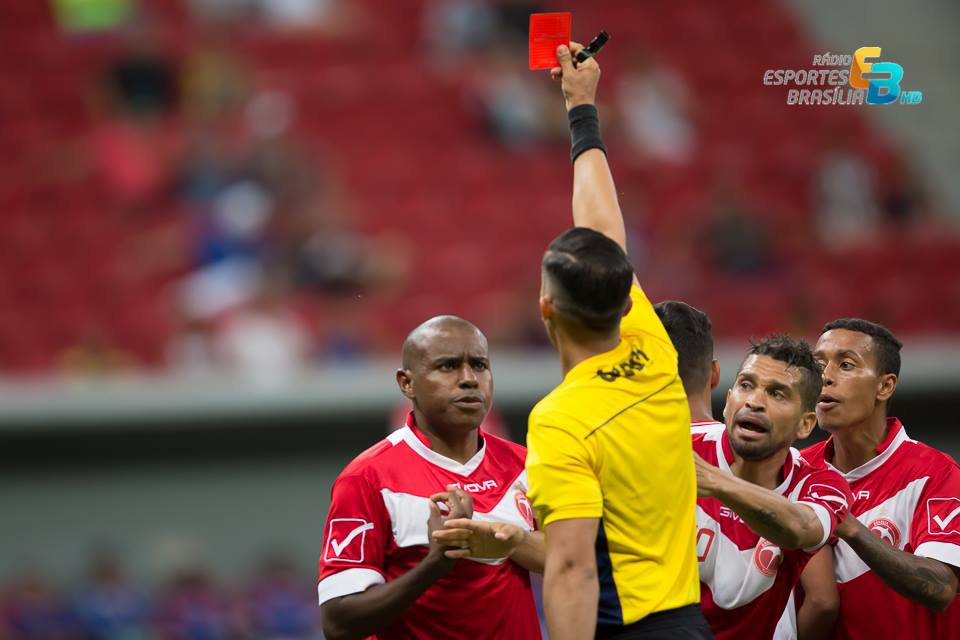 Após cometer falta, Baiano toma o segundo cartão amarelo e é expulso de campo com apenas quatro minutos do segundo tempo - Foto: Carlos Teixeira Campina/Agência EB