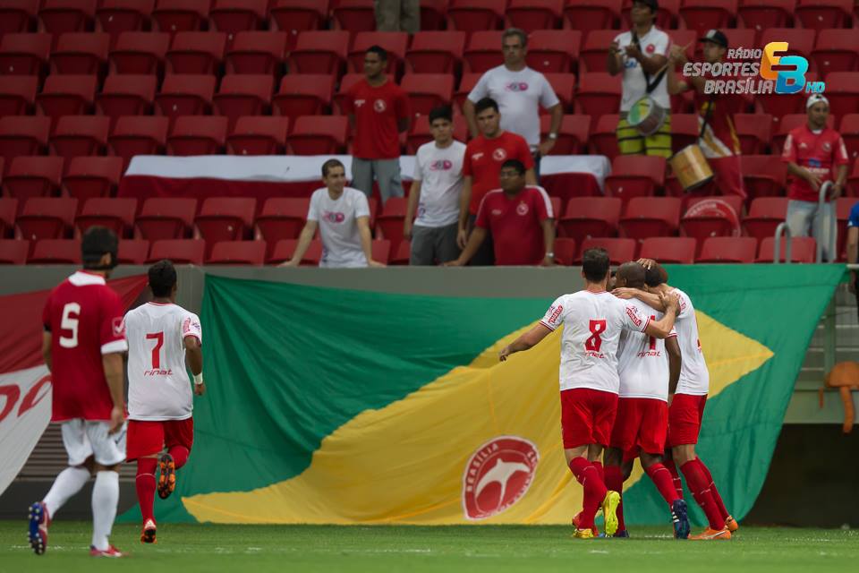 Jogadores do Vila comemoram o gol de abertura do placar em frente a torcedores do Brasília - Foto: Carlos Teixeira Campina/Agência EB