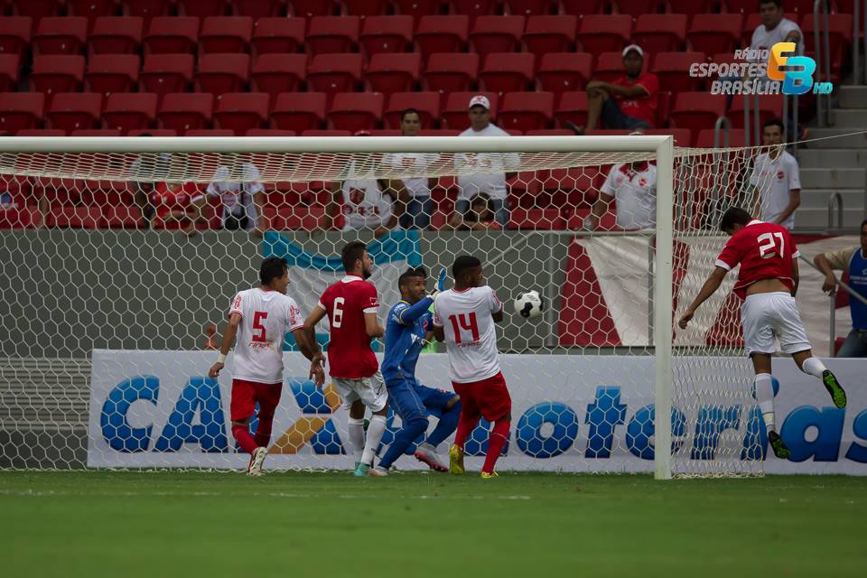 Michel Platini (D) cabeceia no alto e marca o gol do Brasília diante do Vila Nova - Foto: Carlos Teixeira Campina/Agência EB