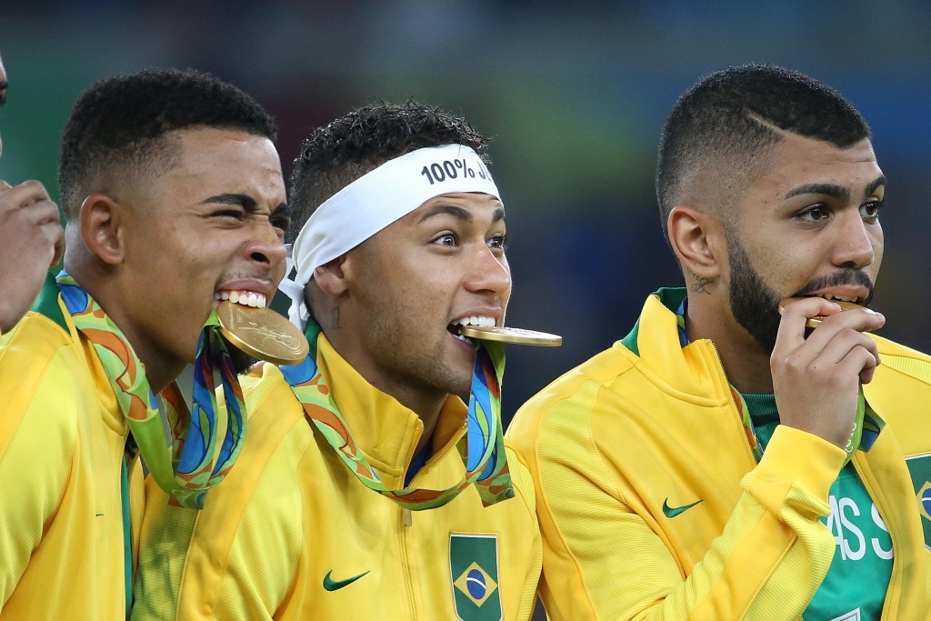 Neymar (C) e jogadores comemoraram muito a conquista do inédito ouro olímpico - Foto: Roberto Castro/ Brasil2016