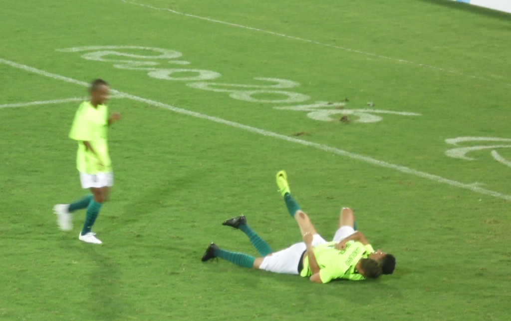 Wanderson e Leandrinho comemoram o sétimo gol brasileiro, na goleada por 7x1 sobre a Irlanda - Foto: Rener Lopes/Agência EB