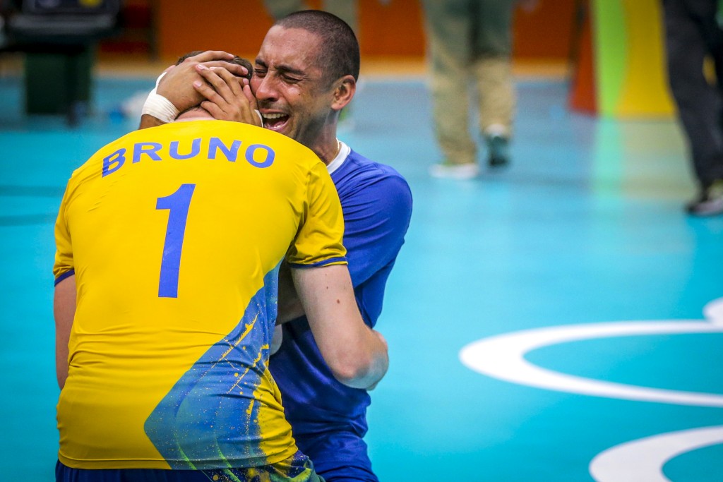 Bruninho abraça Serginho comemorando o título brasileiro - Foto: Ministério do Esporte