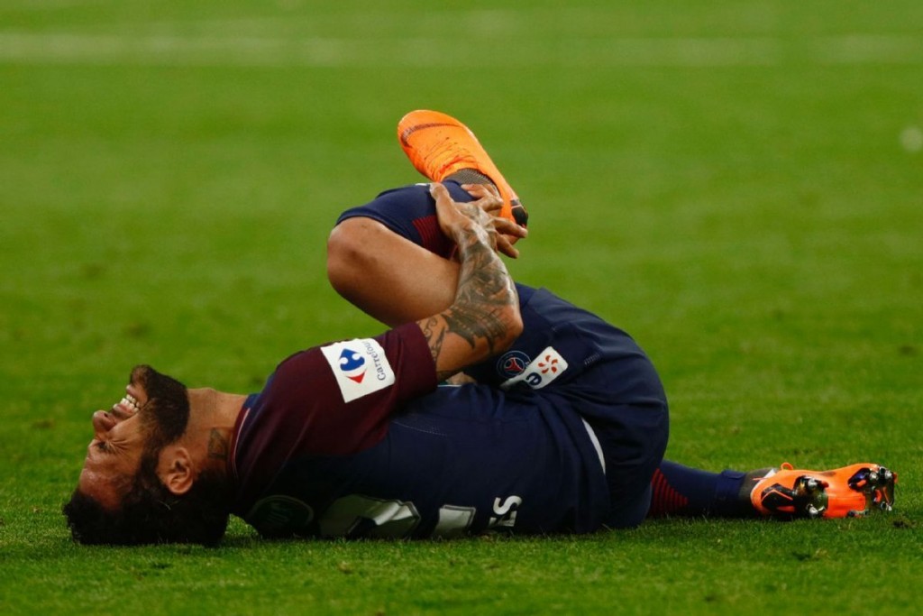 Esperança brasileira na Copa do Mundo da FIFA, Dani Alves está fora da competição por conta de lesão - foto: Getty Images/Twitter