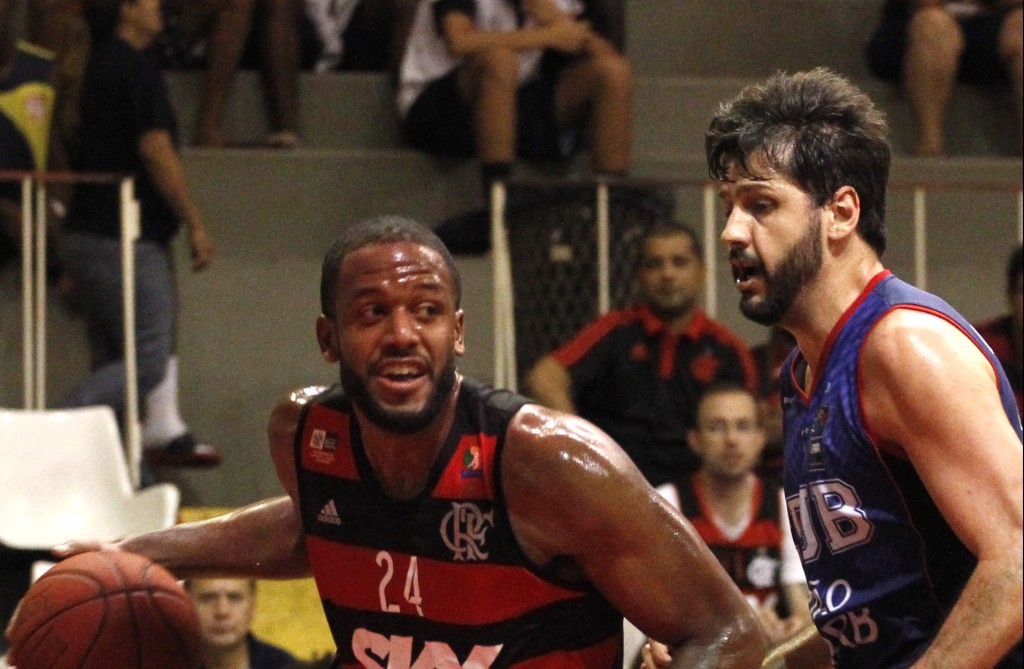 Guilherme Giovannoni (D) marca 28 pontos e leva UNiCEUB/Brasília à vitória - Foto: Gilvan de Souza/Flamengo