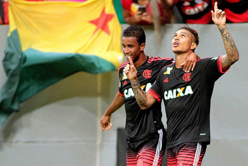 Paolo Guerrero (D) comemora gol marcado na metade do primeiro tempo - Foto: Alex Farias/Agência EB