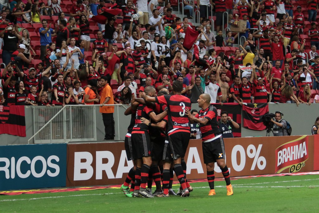 Jogadores do Flamengo comemoram gol de Paolo Guerrero no início do segundo tempo de jogo - Foto: Felipe Costa/Agência EB