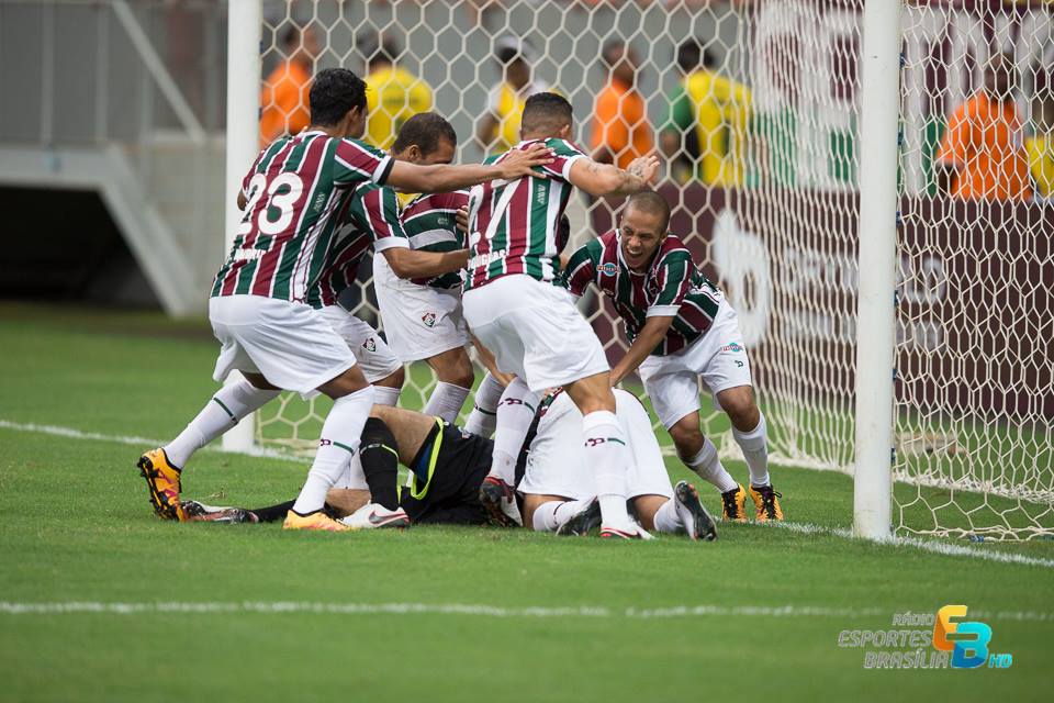 Jogadores do Fluminense comemoram pênalti defendido por Diego Cavalieri - Foto: Carlos Teixeira/Agência EB