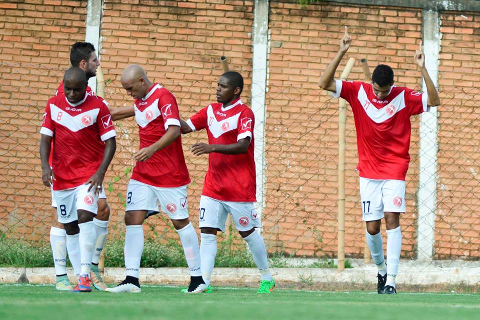 Willian (D) comemora gol marcado diante do Formosa - Foto: Ricardo Botelho/Brasília FC