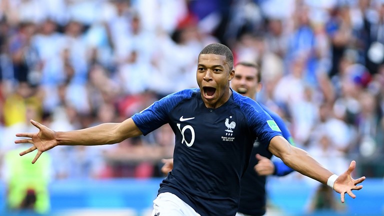 Mbappé marcou o terceiro e quarto gols da França, que confirmaram a vaga nas quartas de final da Copa do Mundo - Foto: Getty Images/FIFA