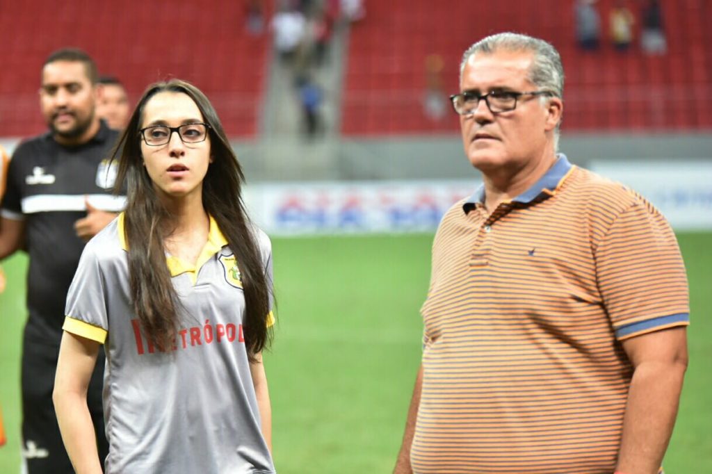 Paulo Henrique (D) ao lado de Luiza Estevão, diretora de futebol do Brasiliense - Foto: metropoles.com