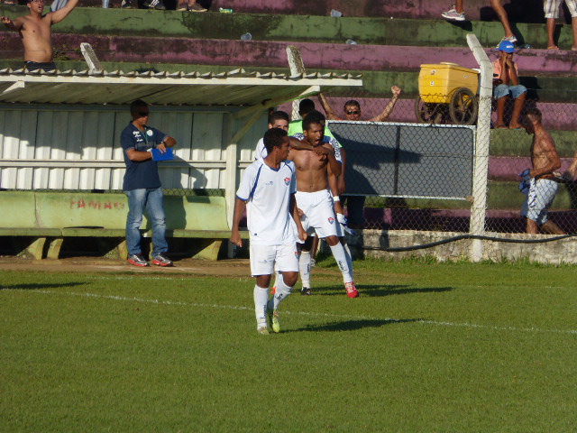 Diógenis comemorou com a torcida o gol único da partida - Foto: kadaesportes.com.br