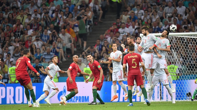 Cristiano Ronaldo cobra falta com perfeição e marca o terceiro gol dele na partida - Foto: Getty Images/FIFA