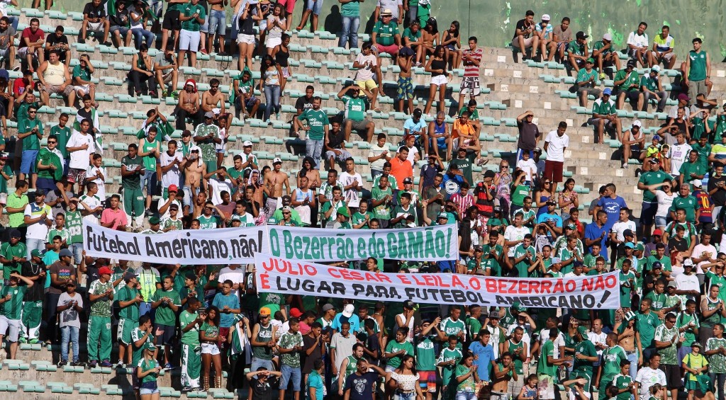 Faixas estendidas pelos torcedores gamenses em protesto contra os jogos do futebol americano no Bezerrão - Foto: Divulgação/SEGama