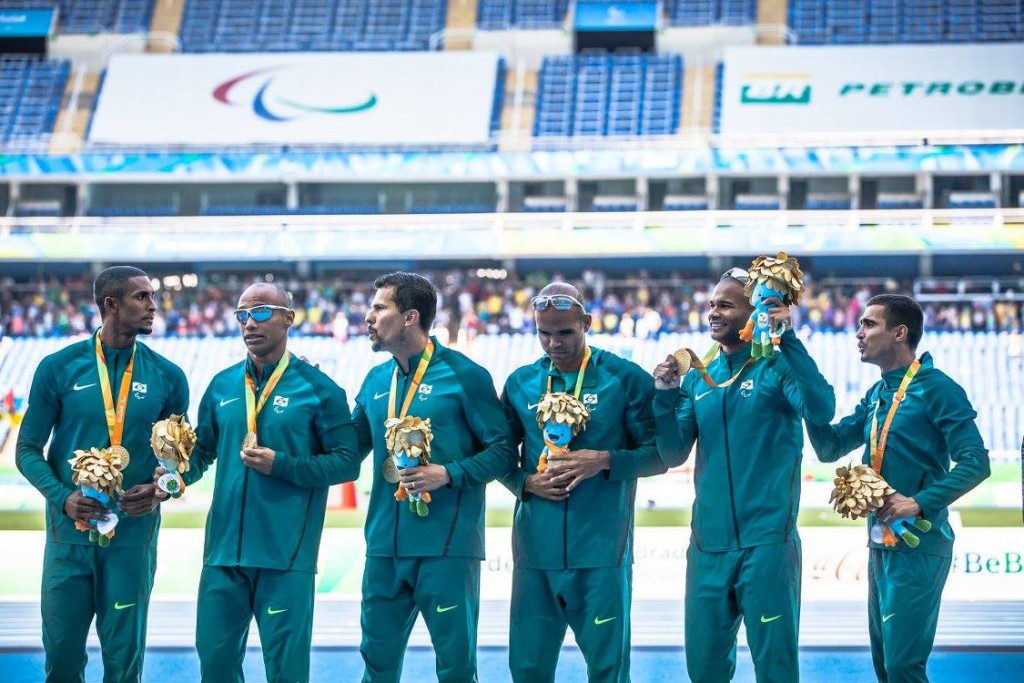 Atletas comemoram a medalha de ouro no revezamento 4x100 - Foto: Carlos Teixeira/Agência EB