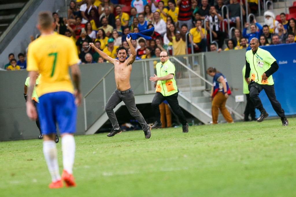 Torcedor tem 20 anos e não poderá assistir jogos em qualquer estádio do país nos próximos seis meses - Foto: Marcelo Camargo/Agência Brasil