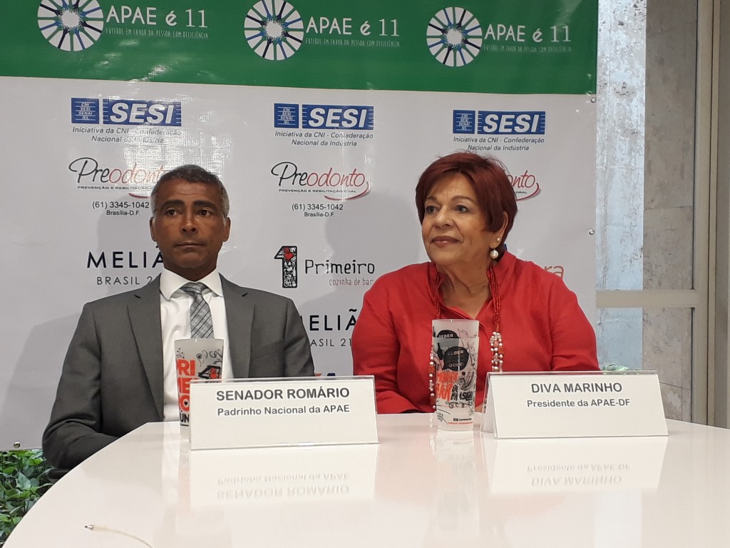 Ao lado de Diva Marinho, presidente da Apae/DF, Romário garantiu: "Eu vivo isso intensamente. Eu sei bem o que ter uma criança com down significa". - Foto: Rener Lopes/Agência EB