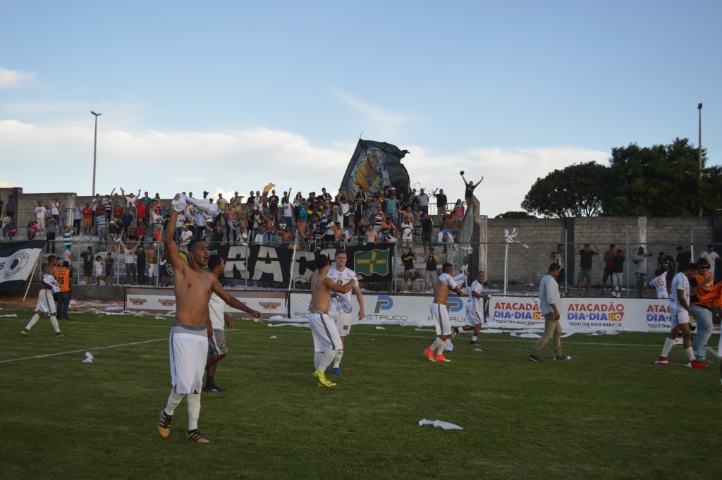 Jogadores do Sobradinho comemoram a vaga na final do Candangão após 32 anos - Foto: Fernando Godoy/Agência EB