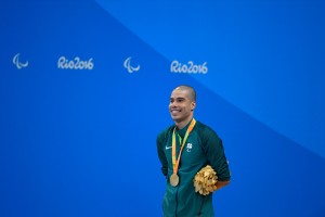 Rio de Janeiro - Brasileiro Daniel Dias leva medalha de ouro nos 200m nado livre S5 nos Jogos Paralímpicos Rio 2016, no Estádio Aquático (Fernando Frazão/Agência Brasil)