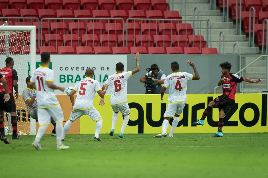 Raphael Luz (D) fica livre e solta a bomba, empatando o placar no Mané Garrincha e confirmando a vaga do Oeste na Copa do Brasil - Foto: Carlos Teixeira/Agência EB