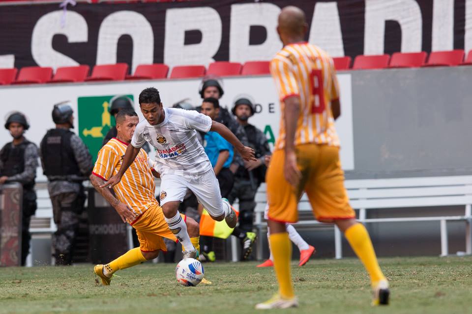 Jogo foi truncado na maioria do tempo. Ao todo, foram distribuídos seis cartões amarelos e um vermelho - Foto: Carlos Teixeira/Agência EB