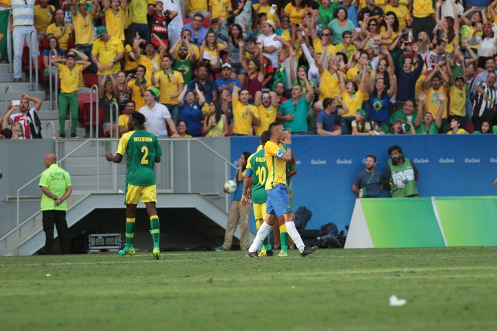 Neymar tentou, por diversas vezes, concluir à meta para tentar abrir o placar. Mas, sem sucesso - Foto: Felipe Costa/Agência Esportes Brasília