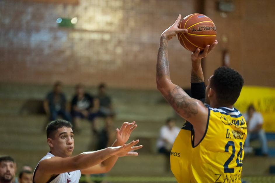 Douglas Nunes (D) chamou a atenção, ao iniciar a reação do São José no segundo quarto de partida - Foto: Carlos Teixeira