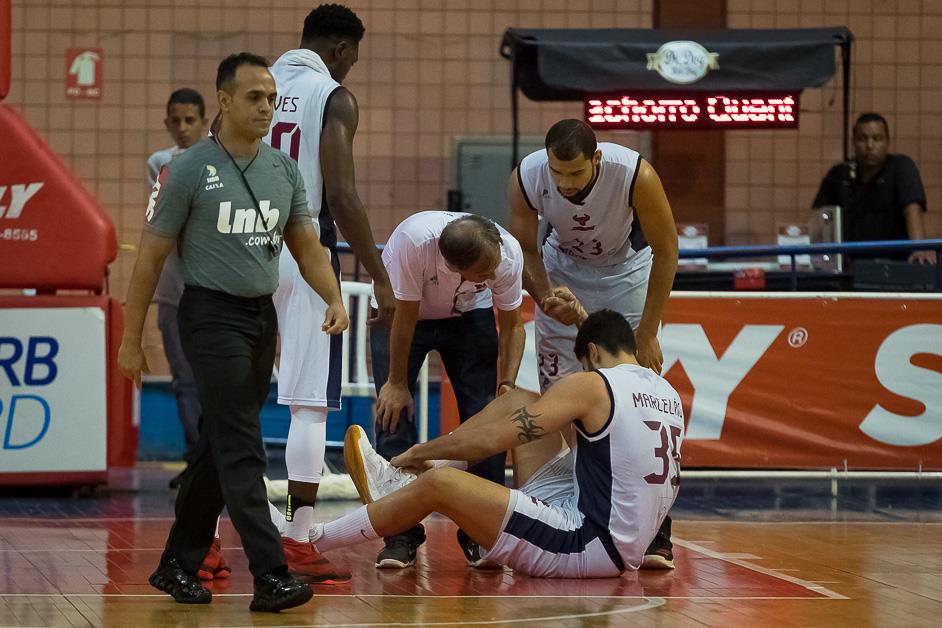 Marcelão acabou deixando a quadra após contundir-se no estouro do cronômetro ao fim do primeiro quarto - Foto: Carlos Teixeira