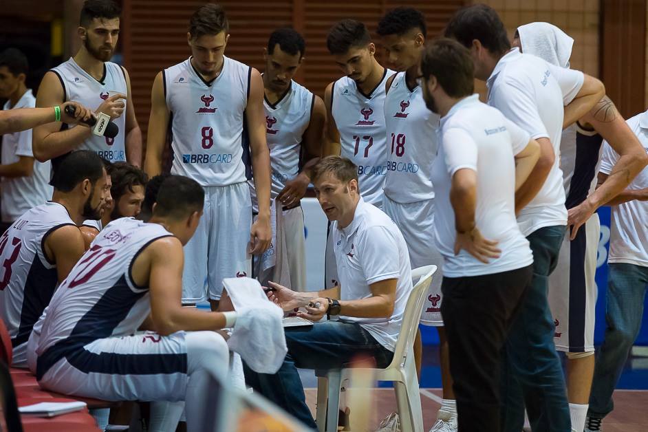 Técnico do Brasília Búfalos, Brenno Blassioli, tentou corrigir as ações da equipe dos minutos finais. O time surpreendeu, mas não reverteu o marcador - Foto: Carlos Teixeira