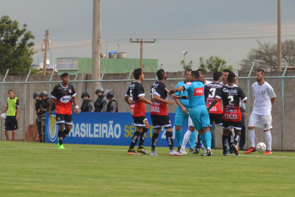 Jogadores de Ceilândia e Anápolis se envolveram em confusão após a não marcação de falta - Foto: Fernando Godoy/Divulgação