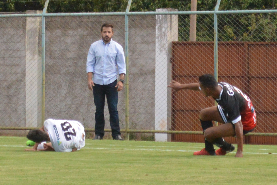 Autor do gol da vitória ceilandense, Romarinho deixou o campo de maca após sofrer falta de Marcelo, do Anápolis - Foto: Fernando Godoy/Divulgação