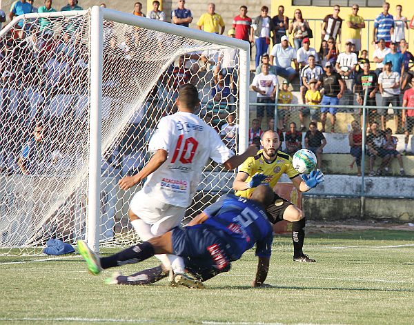 Goleiro Pedro Henrique foi um dos responsáveis por manter o 0x0 no primeiro tempo - Foto: ceilandiaec.com.br