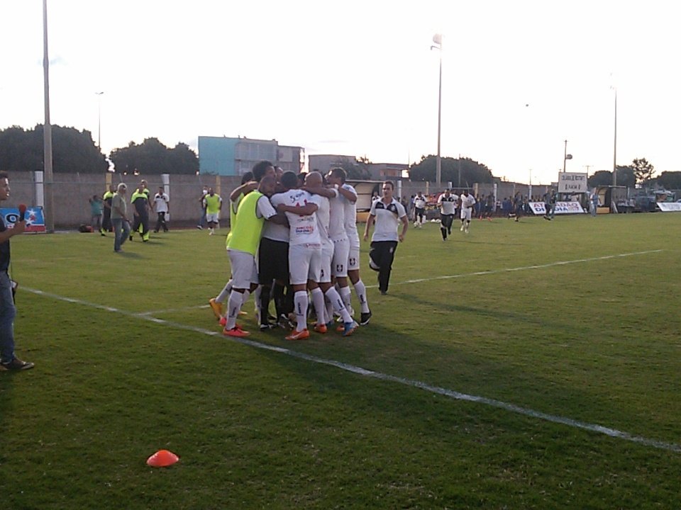 Jogadores do Ceilândia comemoram classificação para as semifinais do Candangão - Foto: Clébio Junior/Futebol Candango