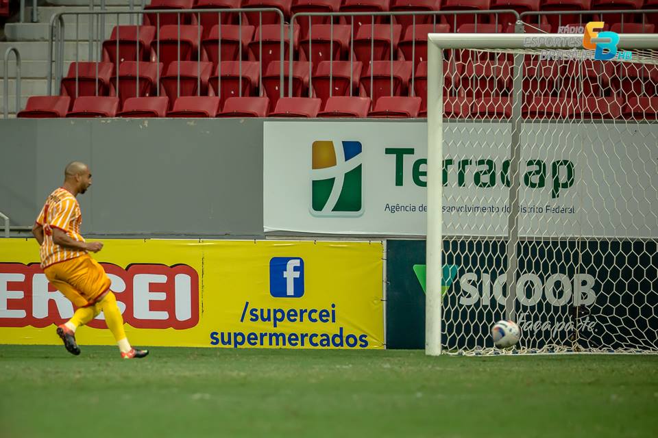 Aldo aproveitou a falha do goleiro Artur e colocou o Brasiliense na frente - Foto: Carlos Teixeira/EB