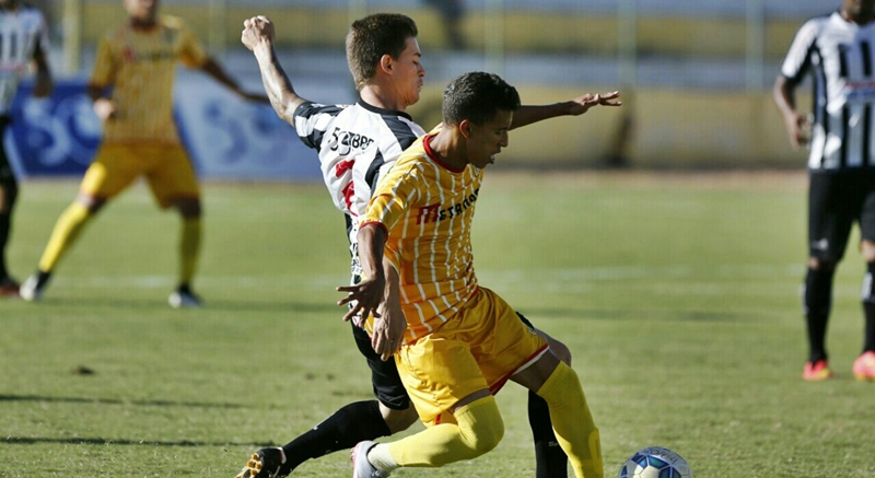 O Brasiliense bem que tentou furar a meta de Léo, mas o primeiro tempo terminou em 0x0 - Foto: Daniel Ferreira/Metropoles.com