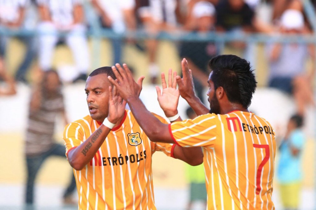 Ramon (E) comemora gol que coloca o Brasiliense na frente novamente, levando a decisão para os pênaltis - Foto: Rafaela Felicciano/Metropoles.com