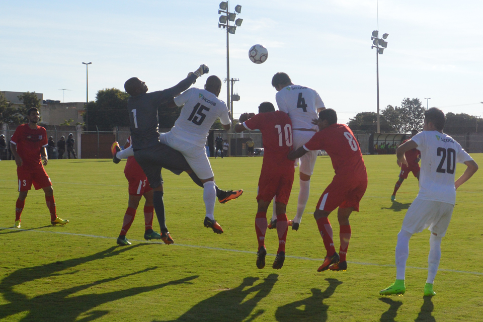 Ceilândia foi para a pressão em grande parte do jogo, mas saiu derrotado no primeiro tempo - Foto: Fernando Godoy/Agência EB