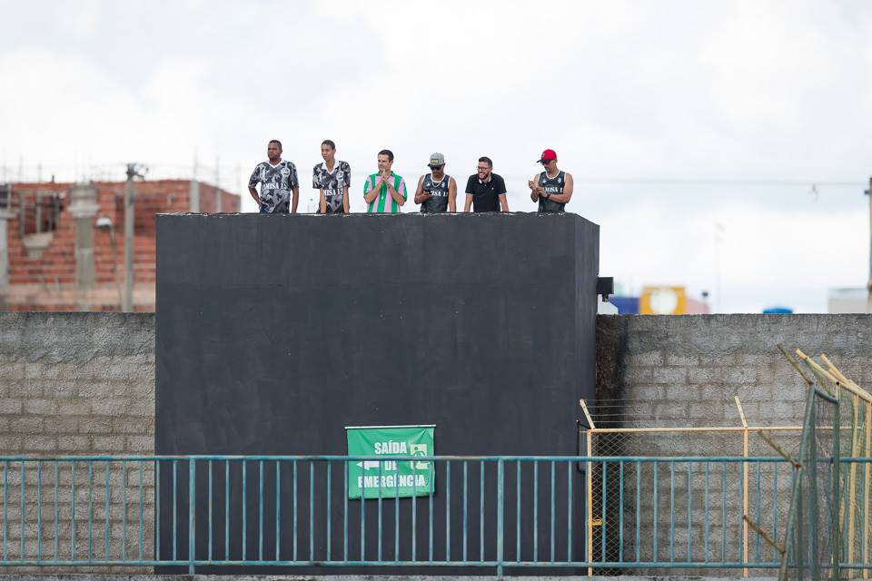 Torcedores do gato foram impedidos de acompanhar a partida nas arquibancadas do Abadião, mas deram um "jeitinho" de espiar o jogo - Foto: Carlos Teixeira/Agência EB