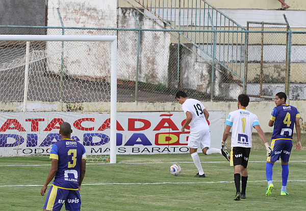 Michel Platini, sem o goleiro Rhuan para marcar, entrou com bola e tudo e marcou o terceiro gol do Ceilândia - Foto: ceilandiaec.com.br