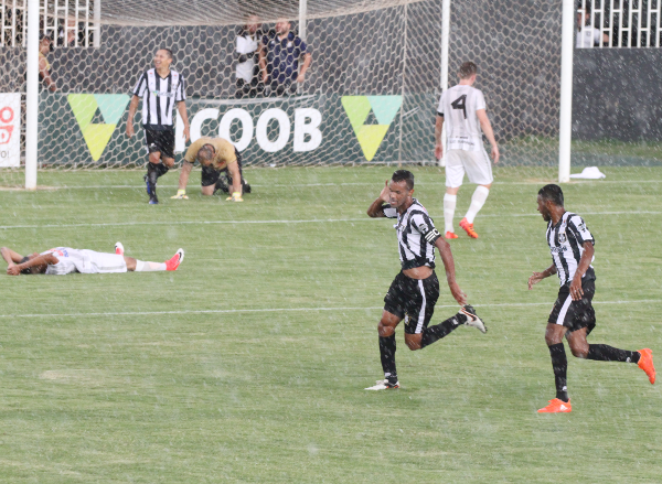 Didão solta a bomba de fora da área e marca um golaço no Abadião, dando a vitória ao Ceilândia frente ao Sobradinho - Foto: ceilandiaec.com.br