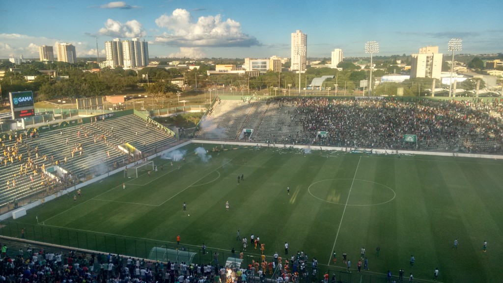 Jogo entre Gama e Brasiliense foi encerrado aos 42 minutos do segundo tempo e, por conta das confusões, estádio Bezerrão foi interditado pelo TJD/DF - Foto: Rener Lopes/Agência EB