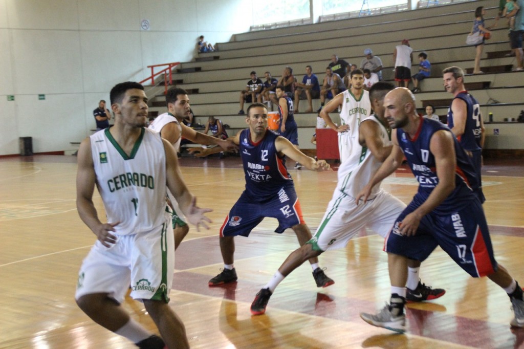 Cerrado Basquete (de branco) venceu a primeira partida da grande final frente ao Avabra e abriu 1x0 na série - Foto: Divulgação