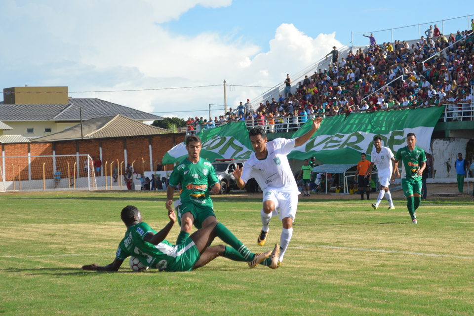 Bruno Silva põe a mão na bola dentro da grande área. O árbitro não pensa duas vezes e marca penalidade para o Gama - Foto: Fernando Godoy/Agência EB