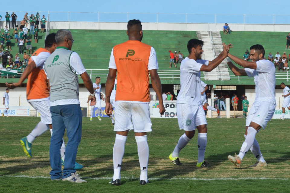 Felipe comemora com jogadores e treinador Ricardo Antônio o gol que confirmou a vitória gamense em Formosa - Foto: Fernando Godoy/Agência EB