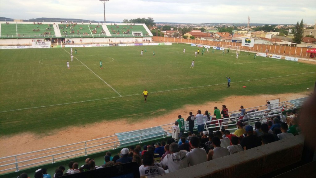 Torcida compareceu em bom número ao estádio Diogão, em Formosa - Foto: Bruno Henrique Moura/Agência EB