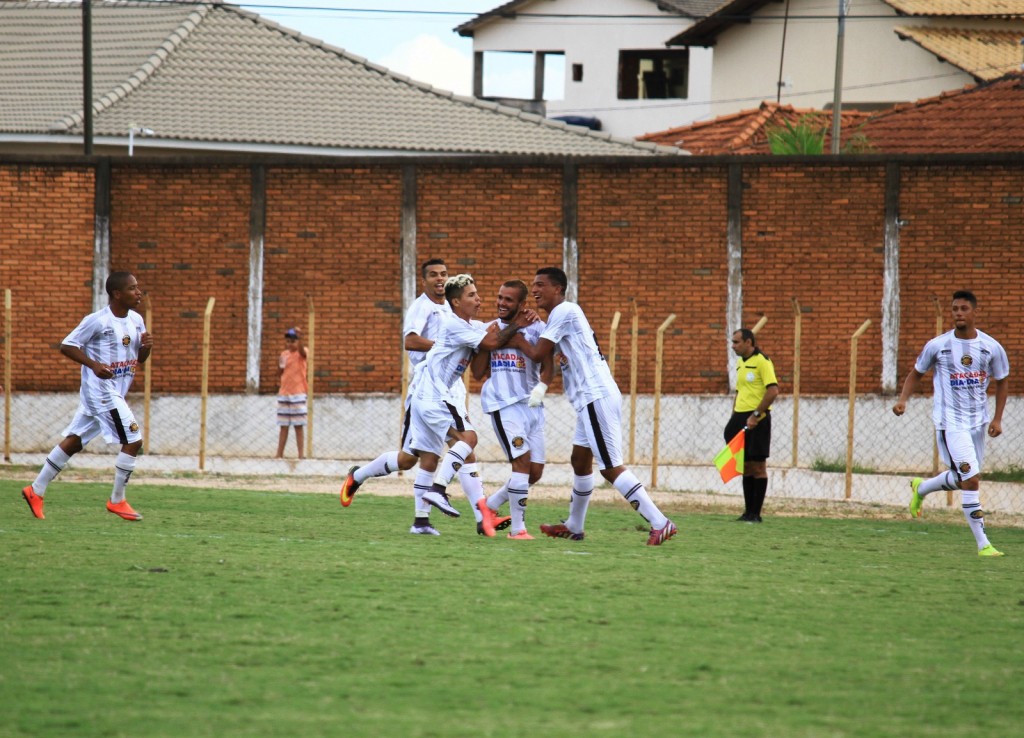 Jogadores do Sobradinho comemoram vitória de virada no estádio Diogão - Foto: Milo Resende/Sobradinho EC