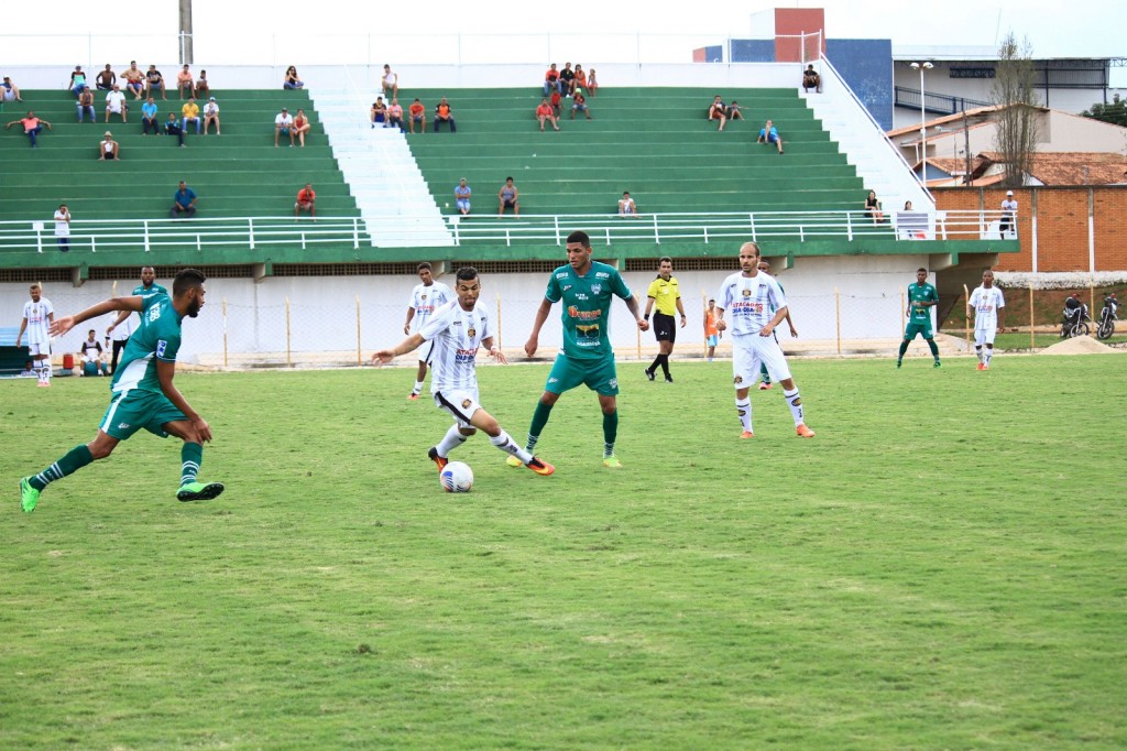 Jogo foi muito disputado. No primeiro tempo, a rede balançou por três vezes - Foto: Milo Rezende/Sobradinho EC