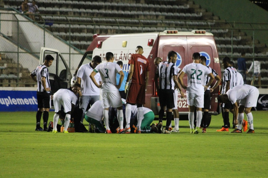 Ambulância chegou a entrar no campo no momento em que Marcos Douglas ficou desacordado - Foto: Douglas Oliveira/SE Gama