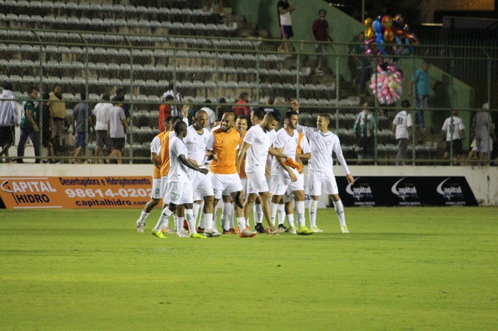 Jogadores do Gama foram comemorar com a torcida após vitória alviverde por 1x0 frente ao Ceilândia - Foto: Douglas Oliveira/SE Gama