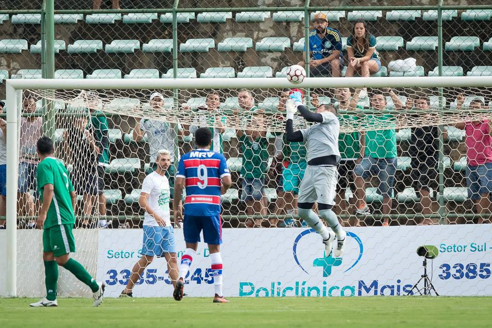 Victor Brasil não consegue dominar a bola e marca contra o patrimônio, abrindo o placar para o Fortaleza - Foto: Carlos Teixeira/Agência EB